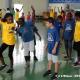 Dans le gymnase des Raisins Clairs, par groupe de 3 ou 4, les ambassadeurs-danseurs collégiens enseignent la phrase dansée aux écoliers.