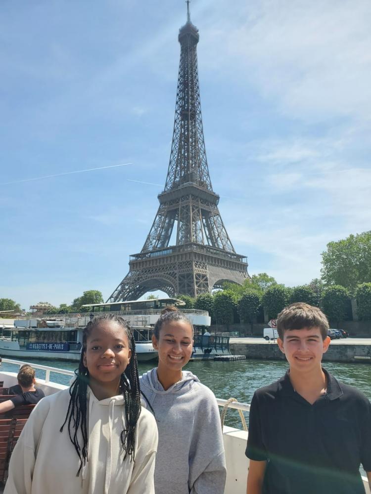 Elèves devant la tour Eiffel