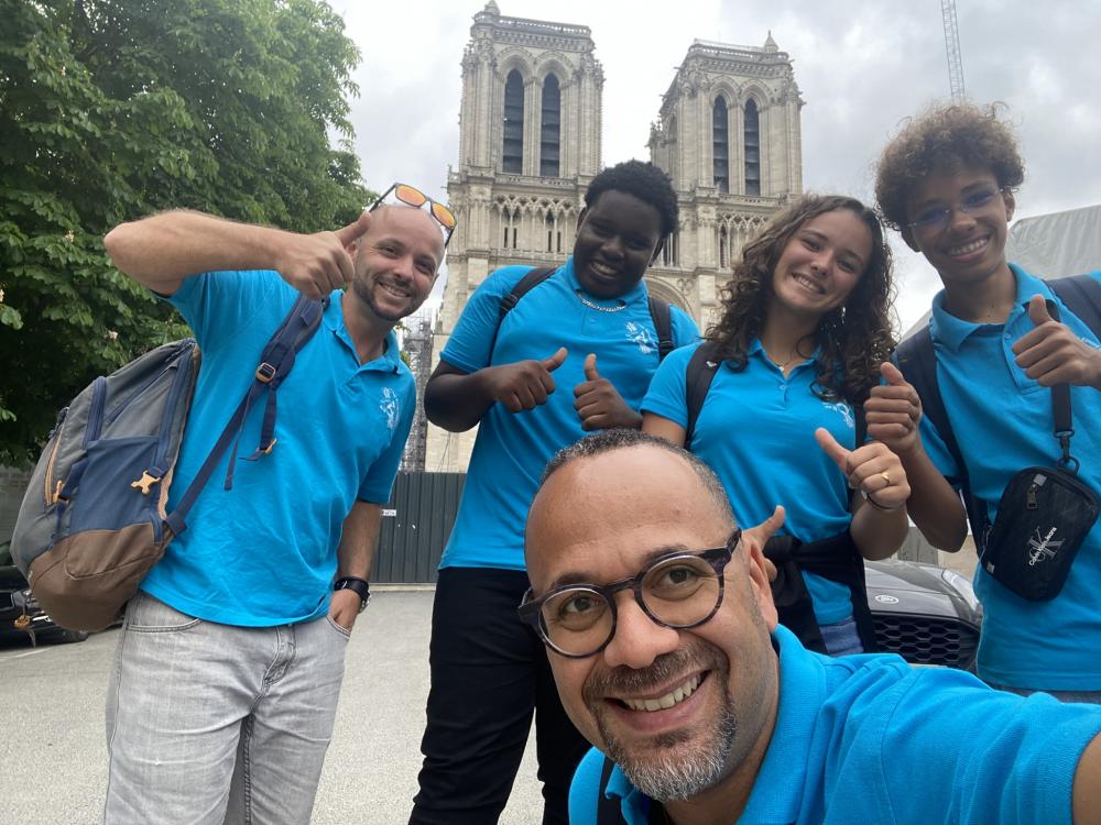 Elèves devant Notre Dame