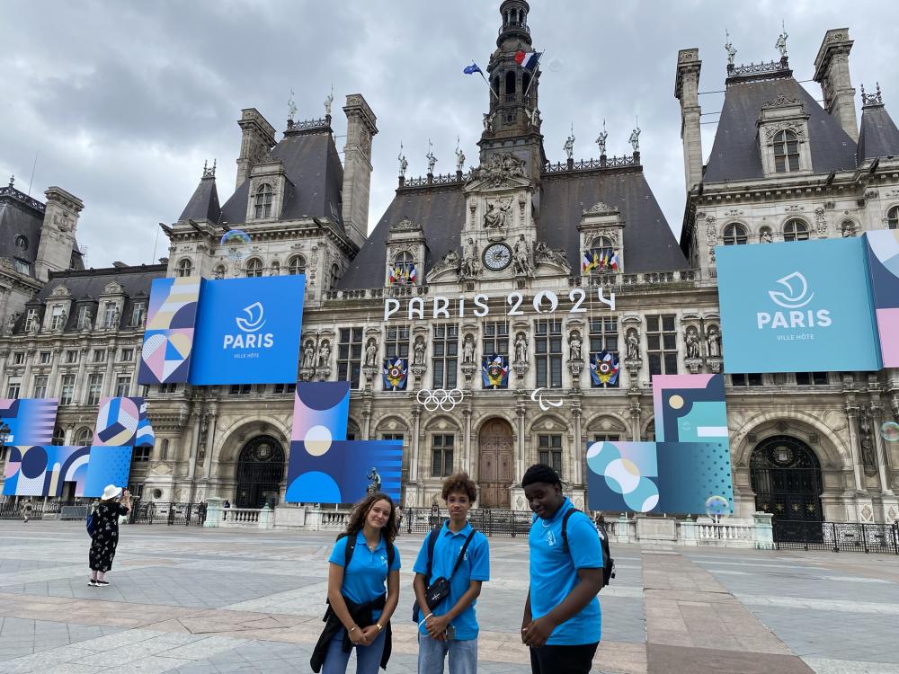 Elèves devant la mairie de Paris