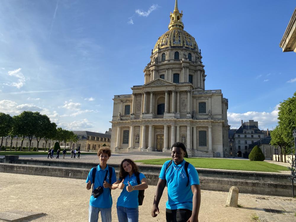 Elèves devant les Invalides