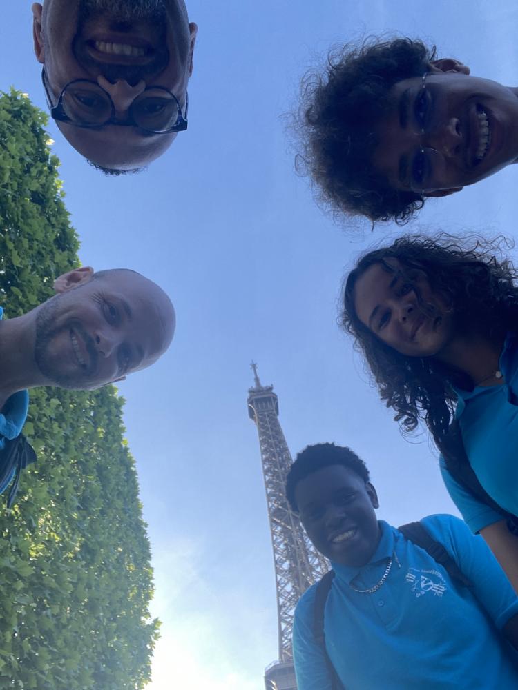 Elèves devant la Tour Eiffel