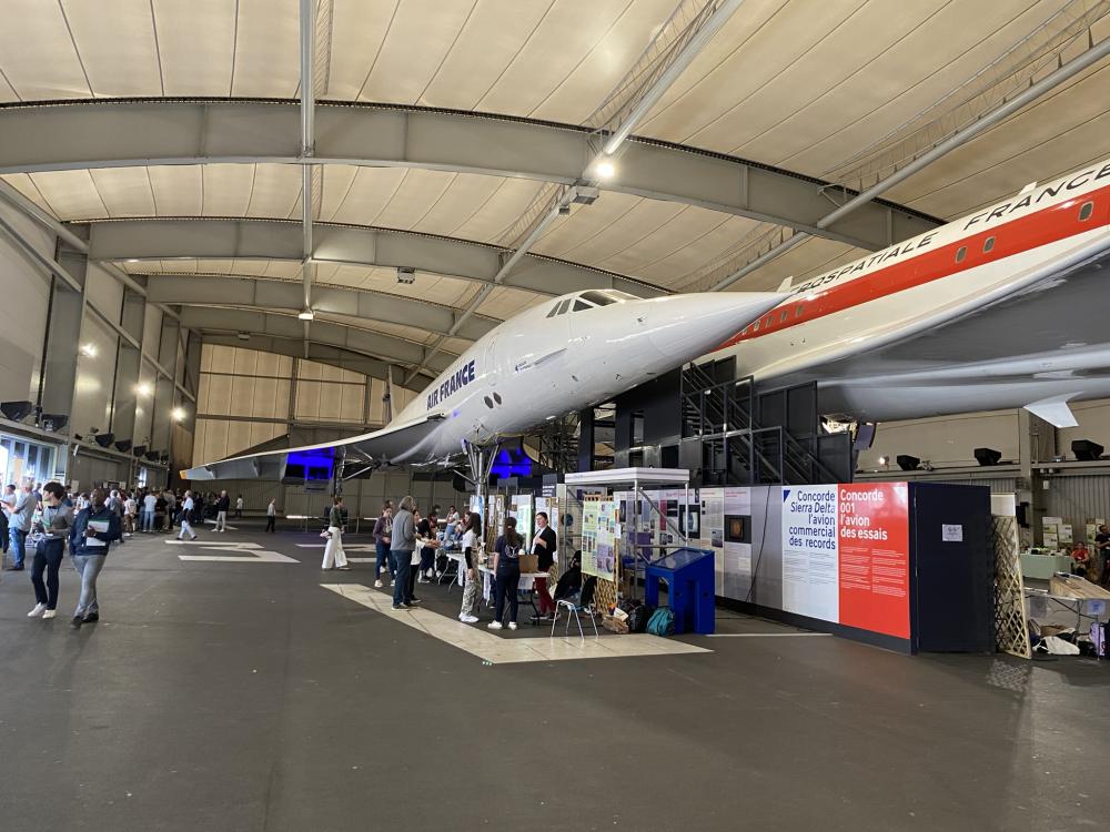 Stands des équipes sous le concorde