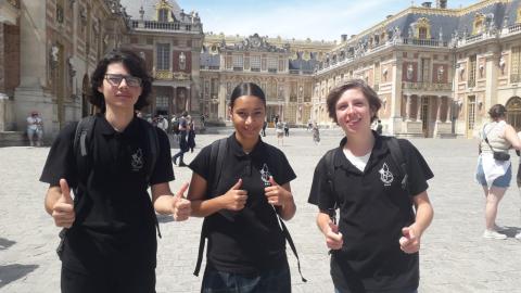 Elèves devant le Château de Versailles