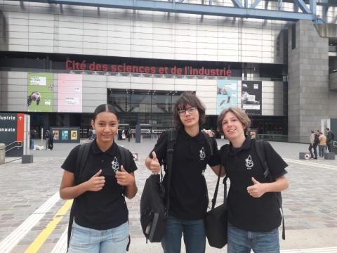 Elèves devant la cité des sciences