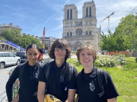 Elèves devant Nôtre Dame