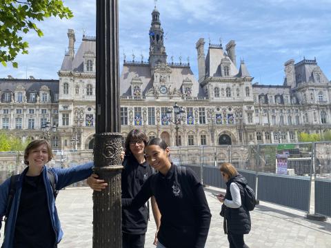 Elèves devant  la mairie de Paris