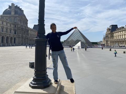 Elève et pyramide du Louvre