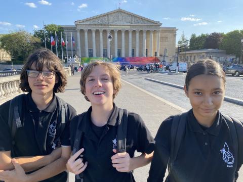 Elèves devant l'Assemblée Nationale