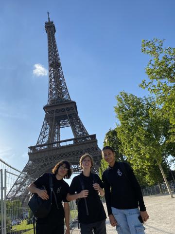 Elèves devant la Tour Eiffel