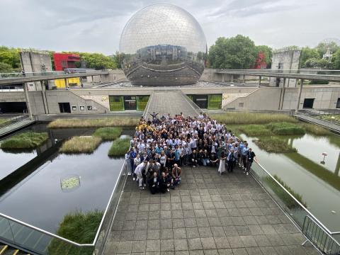 Ensemble des élèves finalistes devant la géode de la cité des sciences