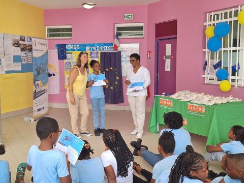 J. Elbourg et ses élèves reçoivent leurs diplômes.