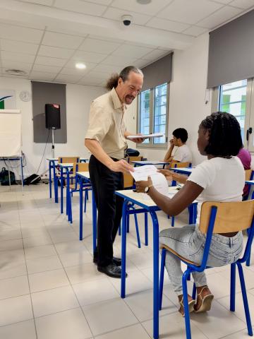 le directeur de l'IEDOM qui distribue le sujet à une élève de terminale STMG à Baimbridge