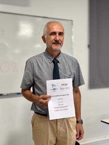 Le proviseur adjoint avec le sujet en main