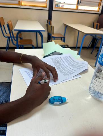 elève qui écrit sur sa feuille de composition