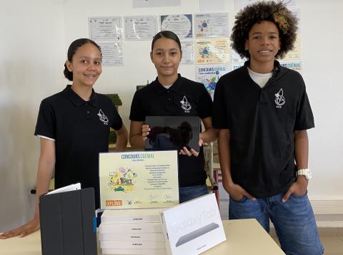 Elèves recevant leur prix