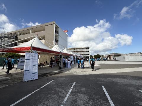 des élèves dans des stands  