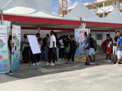 des élèves dans des stands  