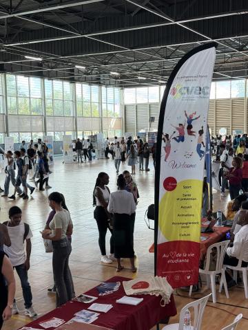 des élèves dans des stands du crous