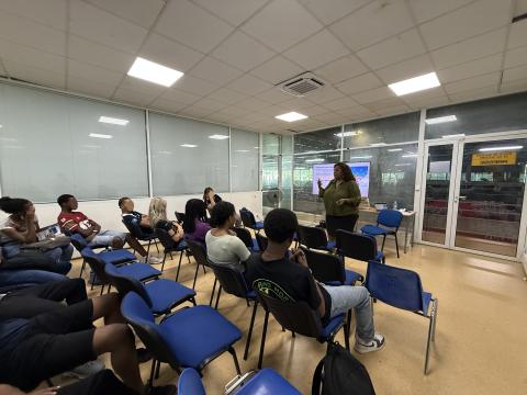 des élèves dans l'atelier IA