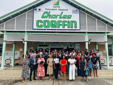 M. le Recteur, les élèves et les ingénieures devant le lycée Coeffin