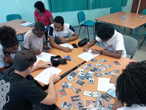 Elèves participant à une activité