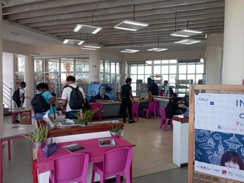 Présentation d'une ingénieure à des élèves