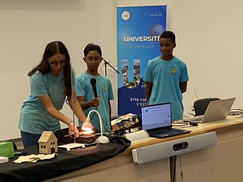 Elèves présentant leur projet