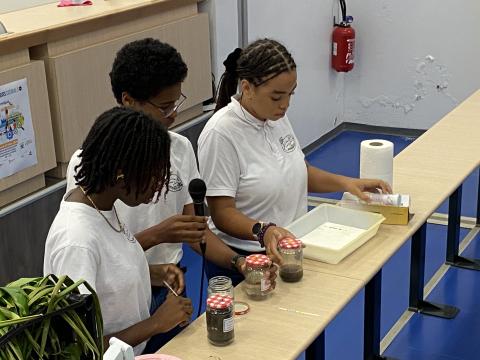 Elèves présentant leur projet