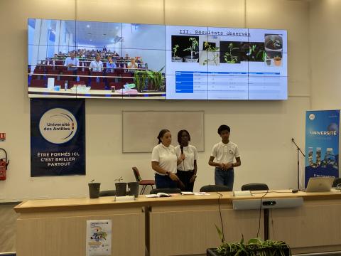 Elèves présentant leur projet