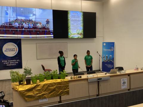 Elèves présentant leur projet