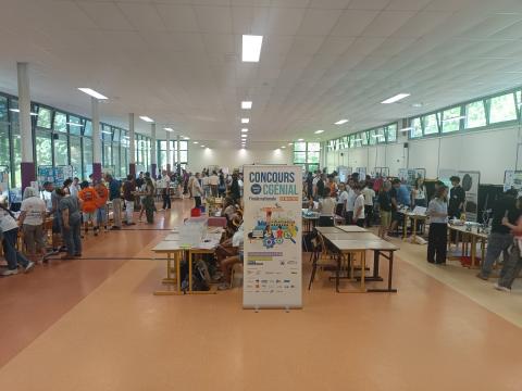 Elèves sur les stands