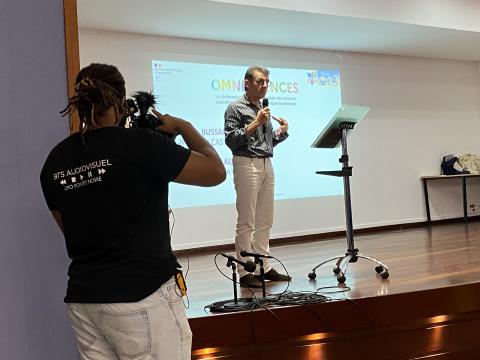 Elève du BTS Audiovisuel filmant la manifestation