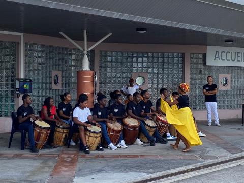 Elèves jouant du ka + danseuse