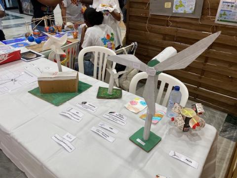 Modèle d'éoliennes fabriquées par des élèves