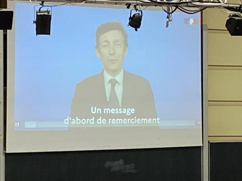 Le ministre remercie les élèves en message enregistré