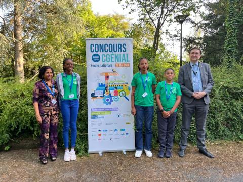 Les élèves primés Mme BOUHDAU enseignante du projet et le représentant de THALES