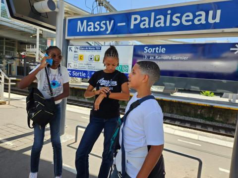 Les 3 élèves prennent le RER