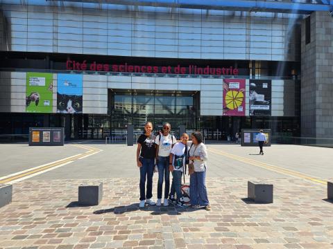 Les 3 élèves devant la Cité des Sciences à La Vilette