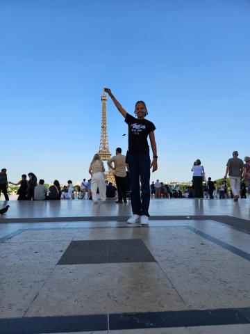 Elève devant la Tour Eiffel