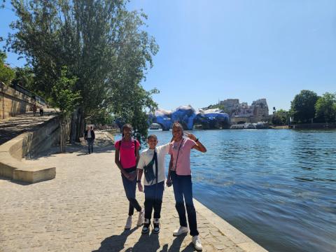 Les 3 élèves devant la Seine