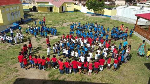 La maternelle danse en bleu, blanc, rouge