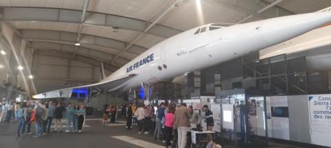 Stands finale nationale au Bourget, sous le Concorde