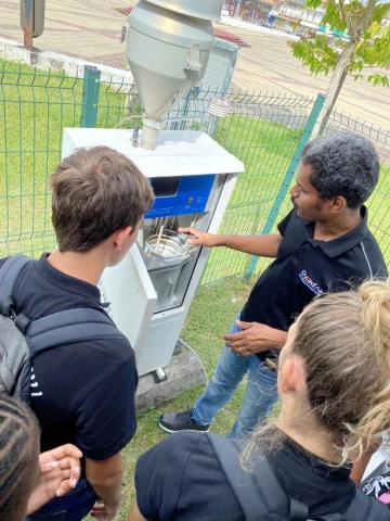 Elèves devant un capteur de mesure de la qualité de l'air