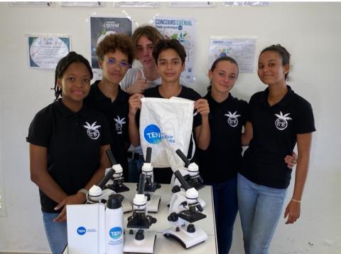 Elèves présentant les cadeaux reçus