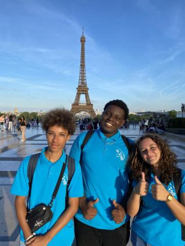 Elèves devant la Tour Eiffel