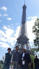 Elèves devant la tour Eiffel